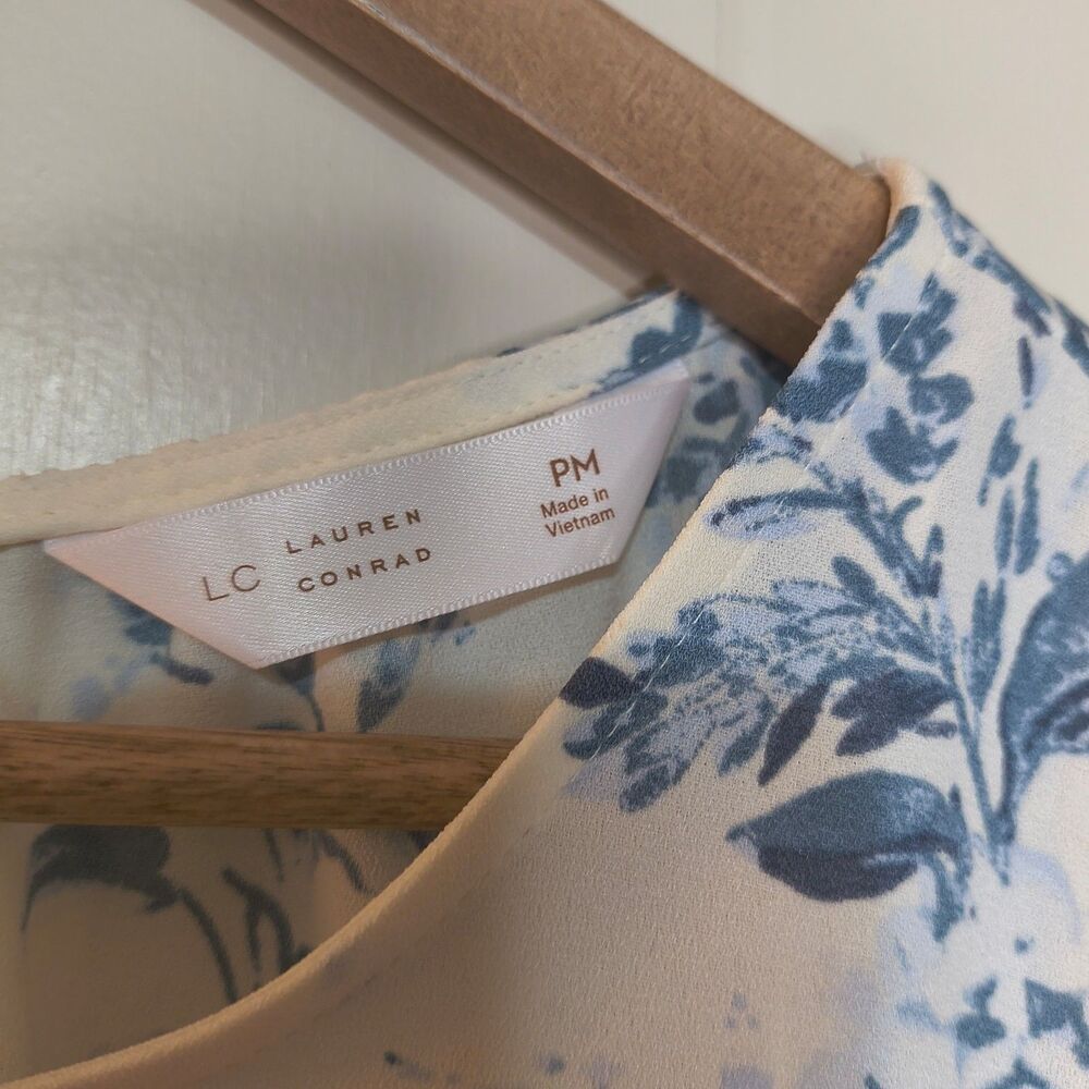 LC Lauren Conrad White/Blue Floral Blouse Petite NWT - Picture 5 of 7